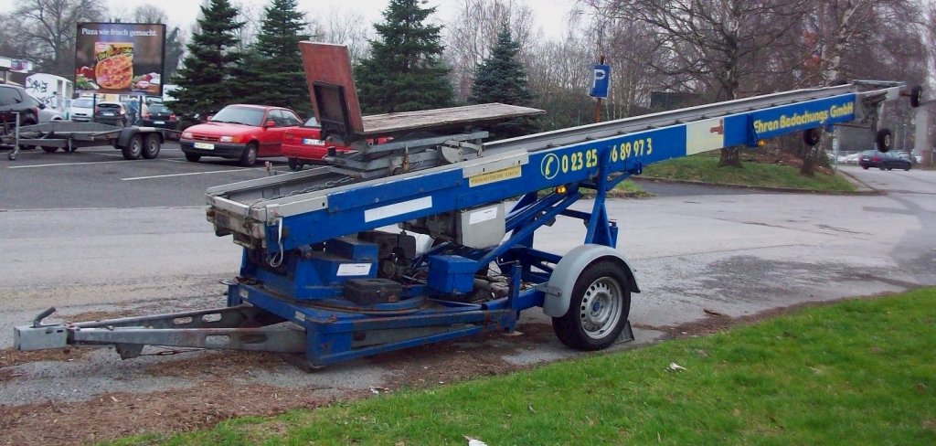 Motor Lift Anhnger einer Dachdecker Firma abgestellt in Herne 18/03/2011