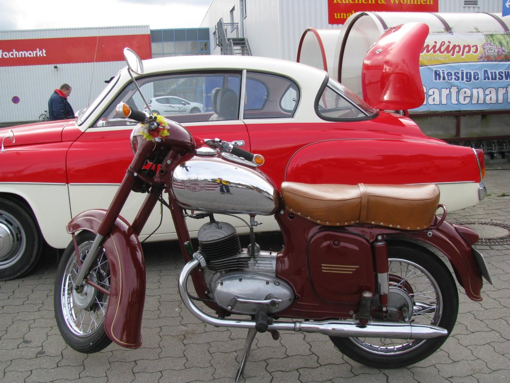 Motorrad Jawa 350, fotografiert beim 9. Oldtimertreffen am HEROS-Ostprodukte-Discounter, Rostock/Broderstorf [27.10.2012]