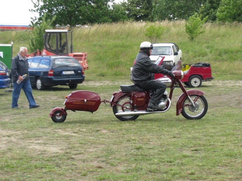 Motorrad JAWA 350 mit Einachsanhnger PAv 40 aus dem Landkreis Nordvorpommern beim Oldtimer-Treffen, anllich des Mhlenfestes in Gnoien am 25.06.2011
