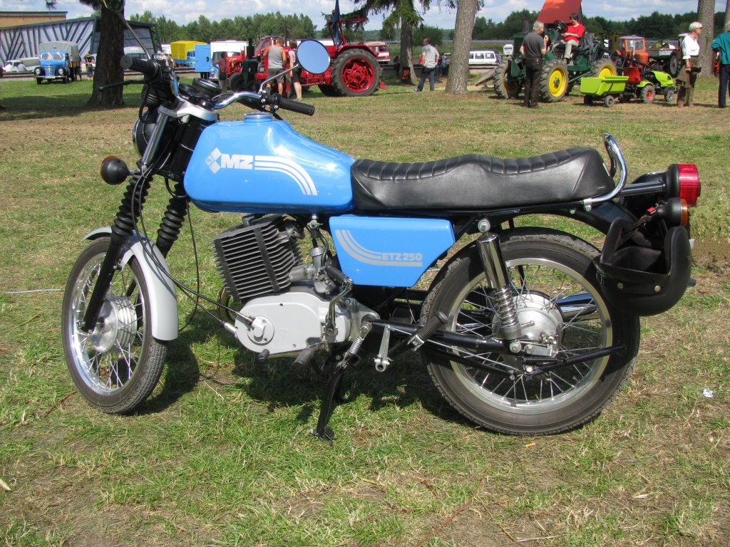 Motorrad MZ ETZ 250 aus dem alten Landkreis Mritz (MR) beim 18. Oldtimer- und Traktoren-Treffen im AGRONEUM in Alt Schwerin [12.08.2012]
