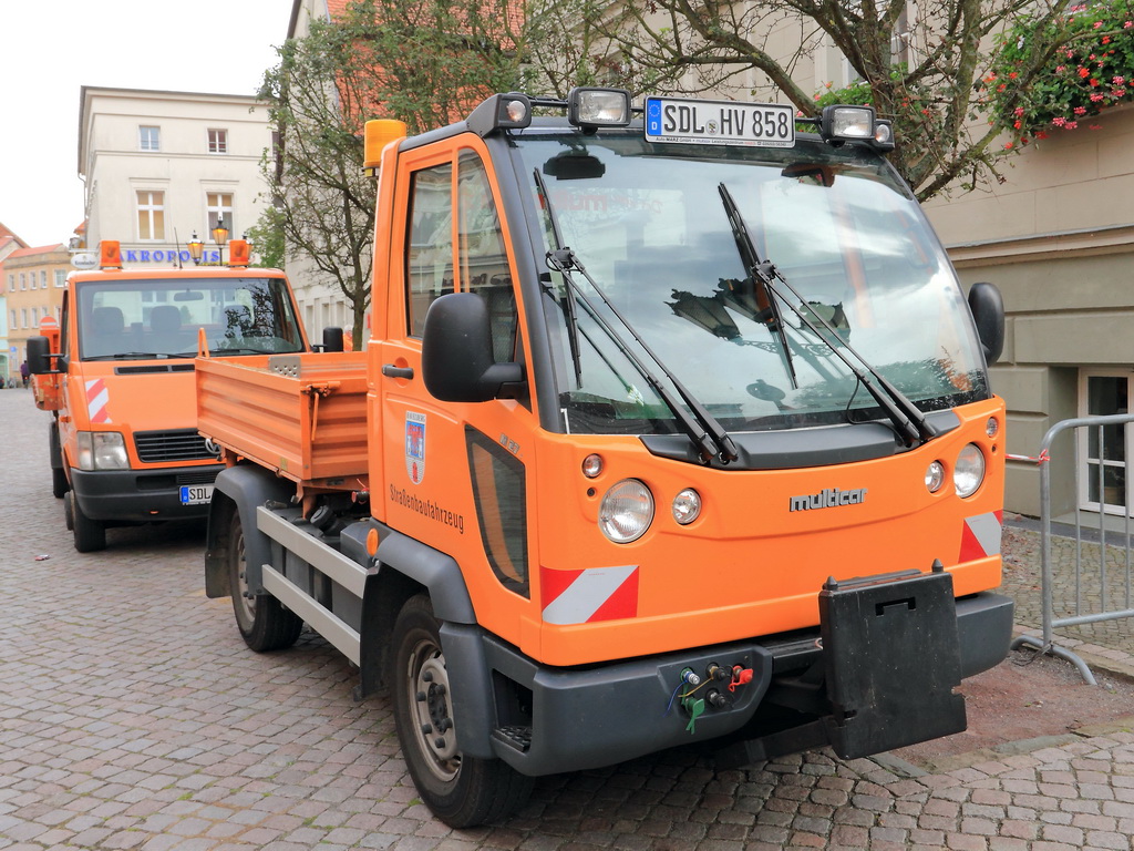 Multicar M 27 der Stadt Havelberg im Landkreis  Stendal in Sachsen Anhalt  als Strassenbaufahrzeug am 26. September 2012 in Havelberg.