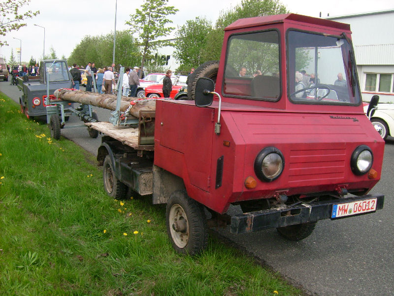 Multicar M24 mit Einzelkabiene und Langmaterialanhnger beim jhrlich am 1.Mai stattfindenten Oldtimertreffen am Nutzfahrzeugmuseum Hartmannsdorf