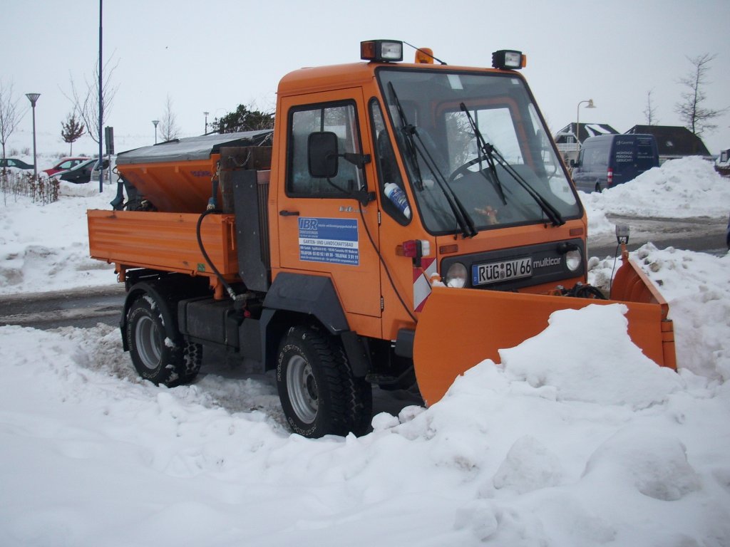 Multicar mit Schneeschieber am 11.Februar 2010 im Neubaugebiet von Bergen/Rgen.