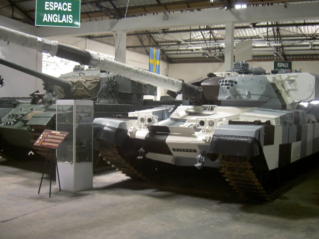 Musee des Blindes Saumur / Loire, Britische Kampfpanzer Chieftain 
und Centurion (02.07.2008)
