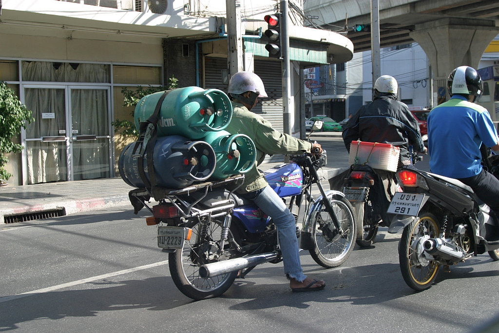 Mut kann man halt nicht kaufen. Eine Kawasaki im alltglichem Einsatz als Nutzfahrzeug in Bangkok am 05.Juni 2006.