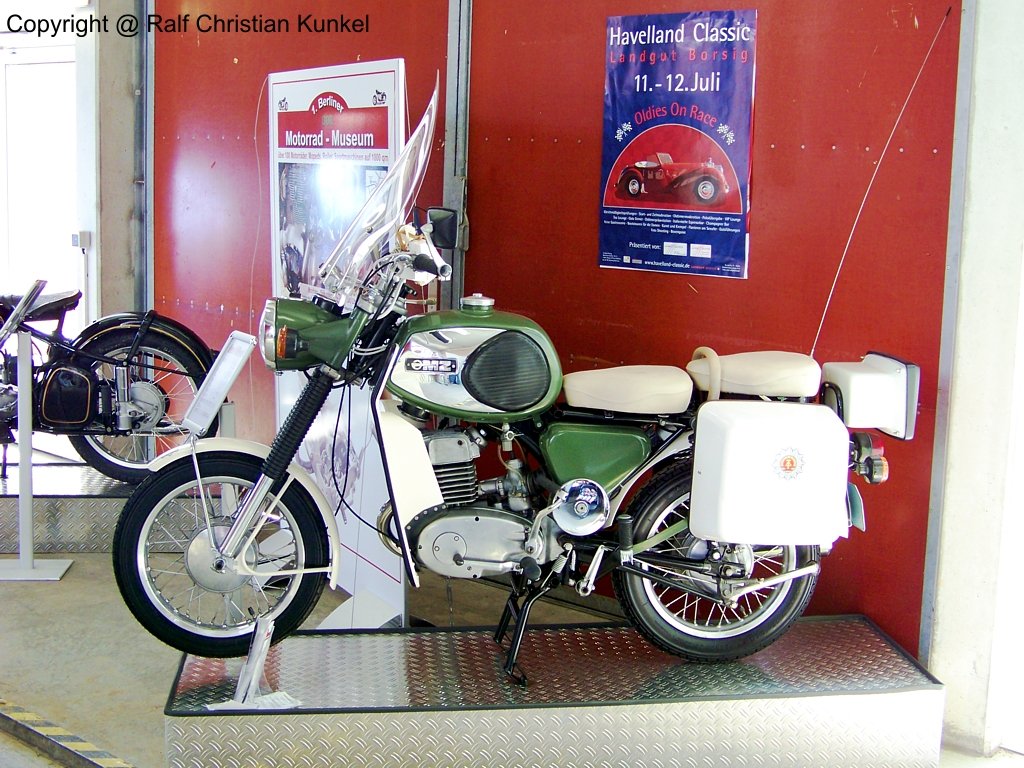 MZ TS 250 F Funkkrad der Volkspolizei der DDR - fotografiert am 31.05.2009 zur Oldtimershow in Paaren Glien/ Brandenburg - Copyright @ Ralf Christian Kunkel
