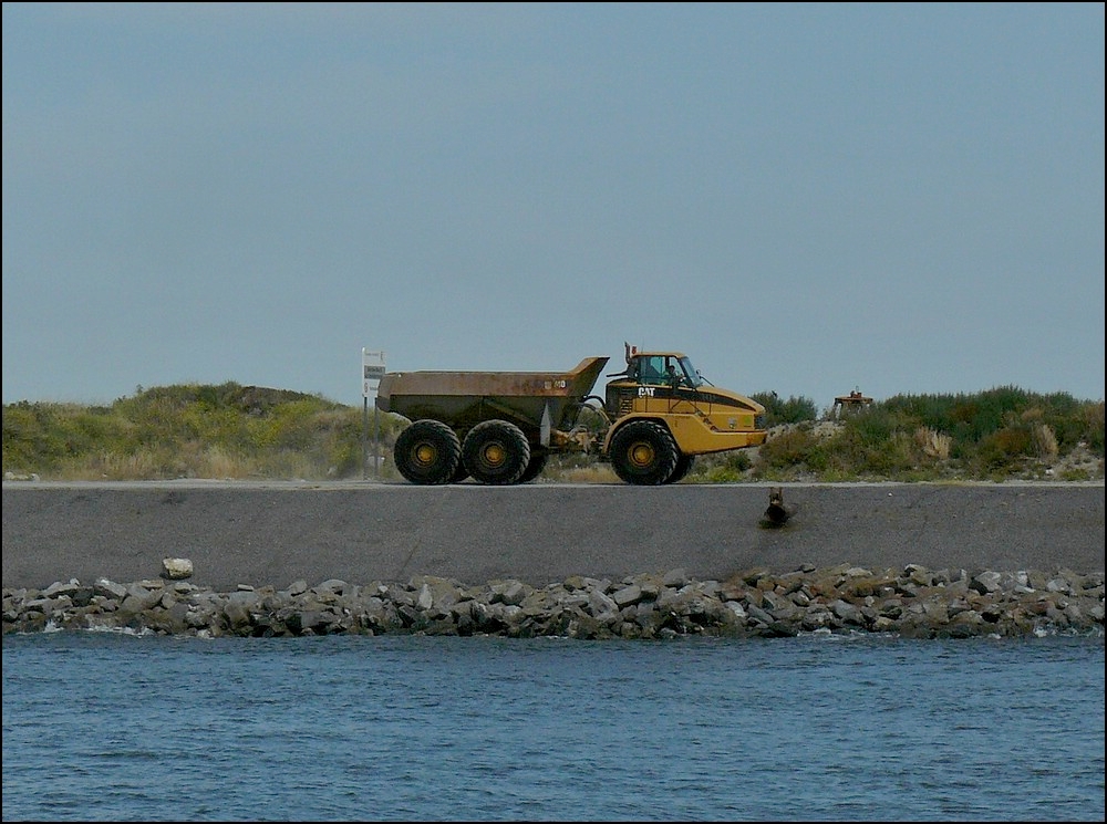Nach der Entladung ist dieser Caterpillar Dumper unterwegs, um neue Fracht zu holen. Oostende 11.08.2010