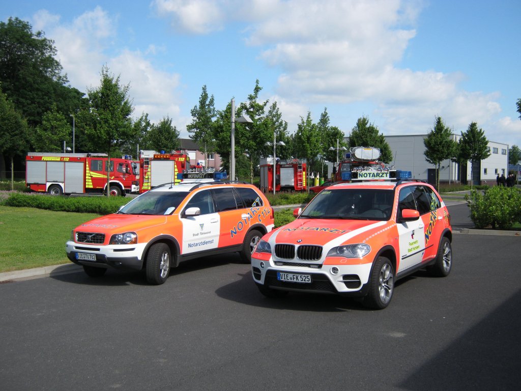 NEF der RW Tnisvorst und Kempen

Das NEF aus Kempen ist ein BMW mit GSF Ausbau Der Zweite NEF ist ein Volvo mit Dlouhy
Ausbau Die Fahrzeuge sind 2.6.2012 beim Leistungs in Kempen Fotografiert worden