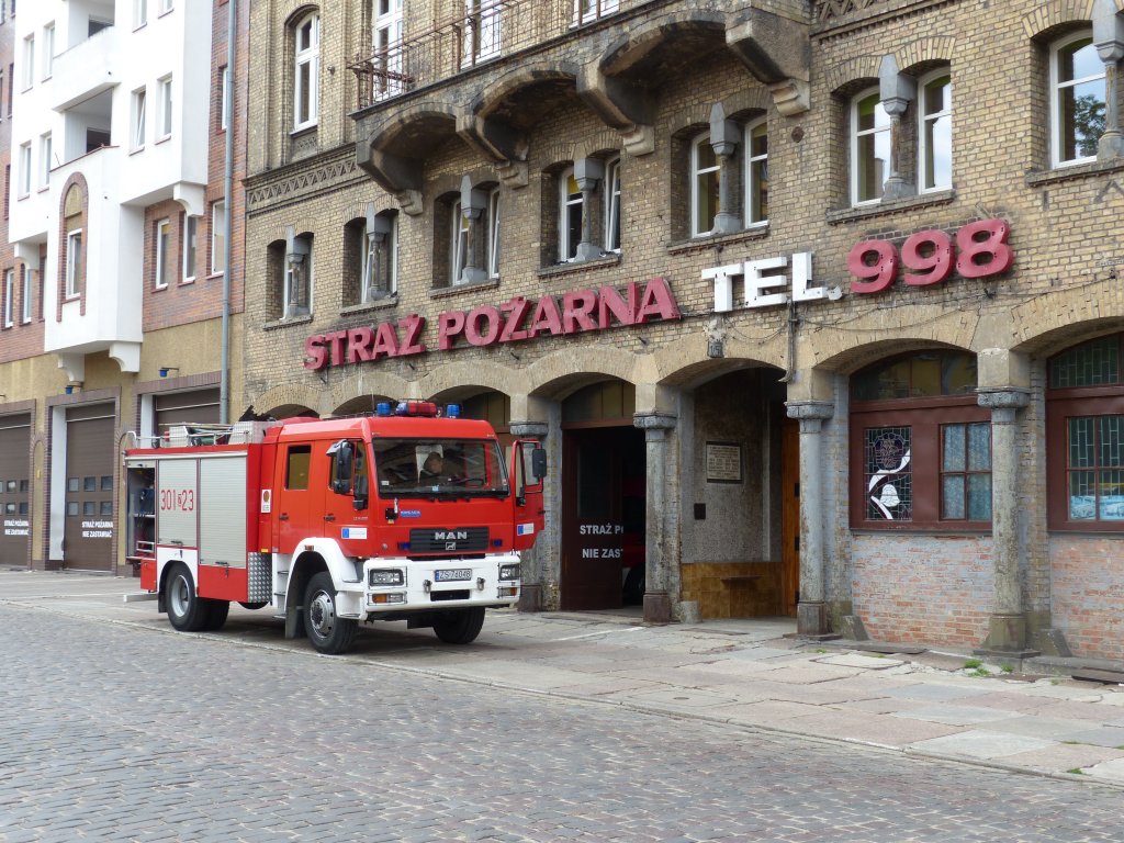 Neues Feuerwehrfahrzeug vor alter Feuerwache - Szczecin, Polen am 11.5.2013