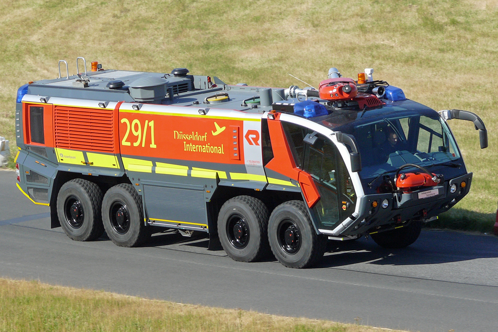 Neues Lschfahrzeug der Flughafenfeuerwehr in Dsseldorf mit der Nr.29/1 18.7.2010