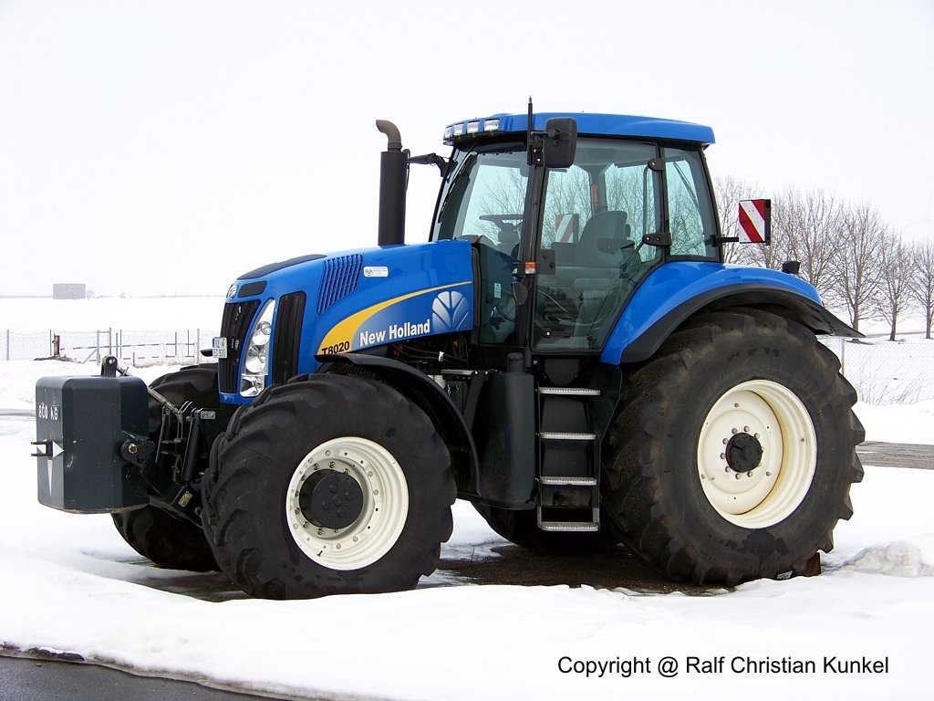 New Holland T8020 - Traktor, Schlepper - fotografiert am 19.02.2010 im Landkreis Elbe-Elster/ Land Brandenburg - Copyright @ Ralf Christian Kunkel 