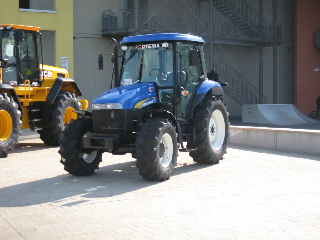 New Holland Traktor gesehen am 17.8.12 im Nova Eventis Einkaufszentrum in Gnthersdoerf