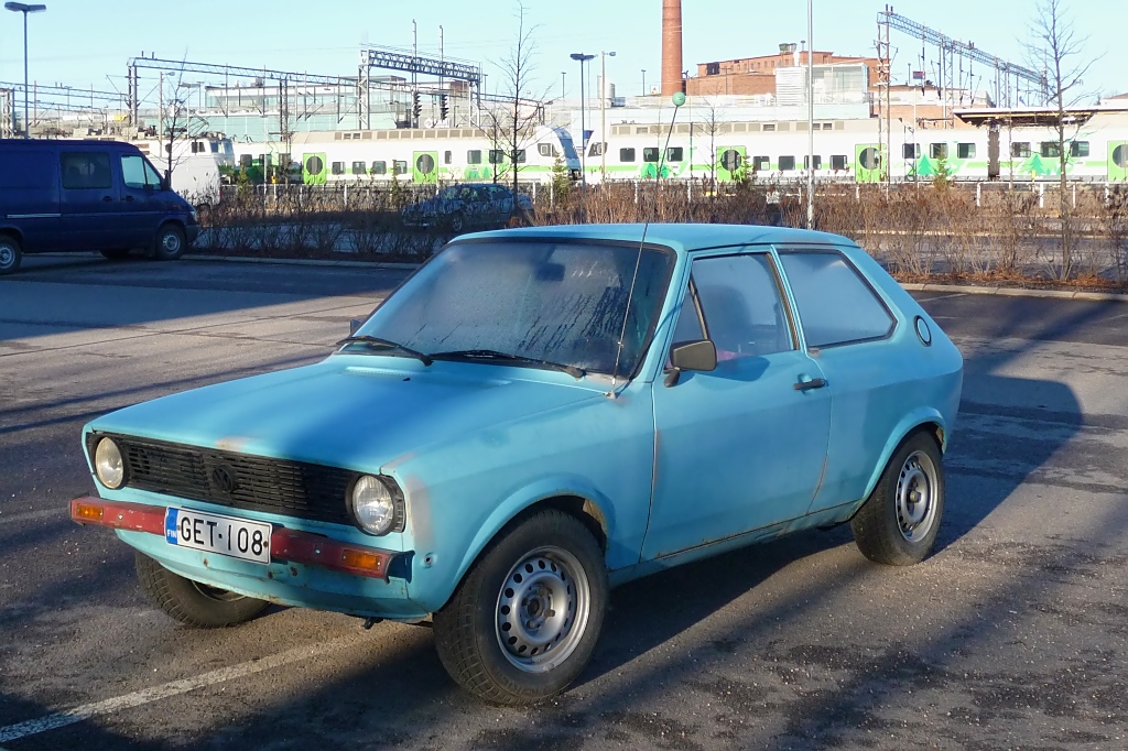 Nicht ganz so tau-frisch ist dieser VW Polo auf dem Bahnhofsparkplatz von Riihimki, 2.5.13 