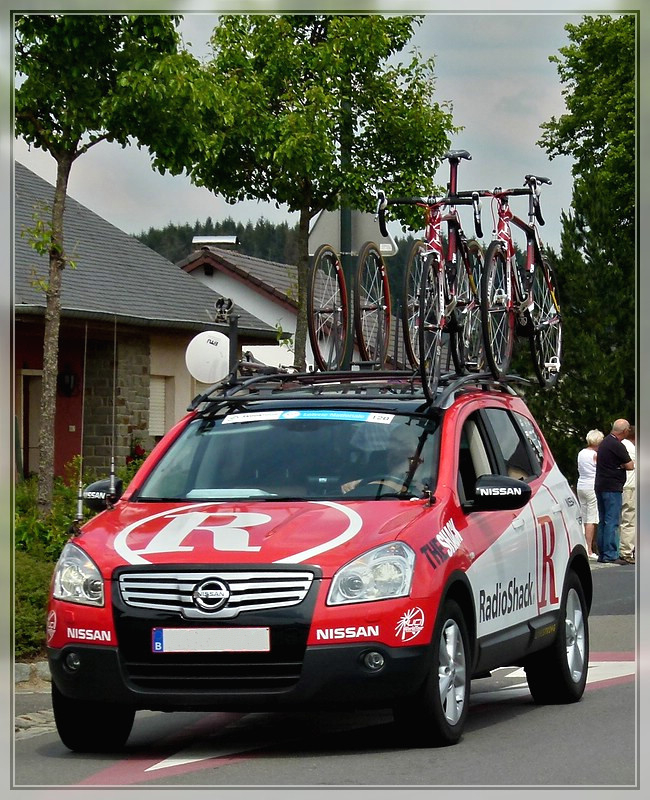 Nissan Manschaftswagen des  Radioschack  Teams aufgenommen am 04.06.2011 bei der Skoda Tour de Luxembourg.