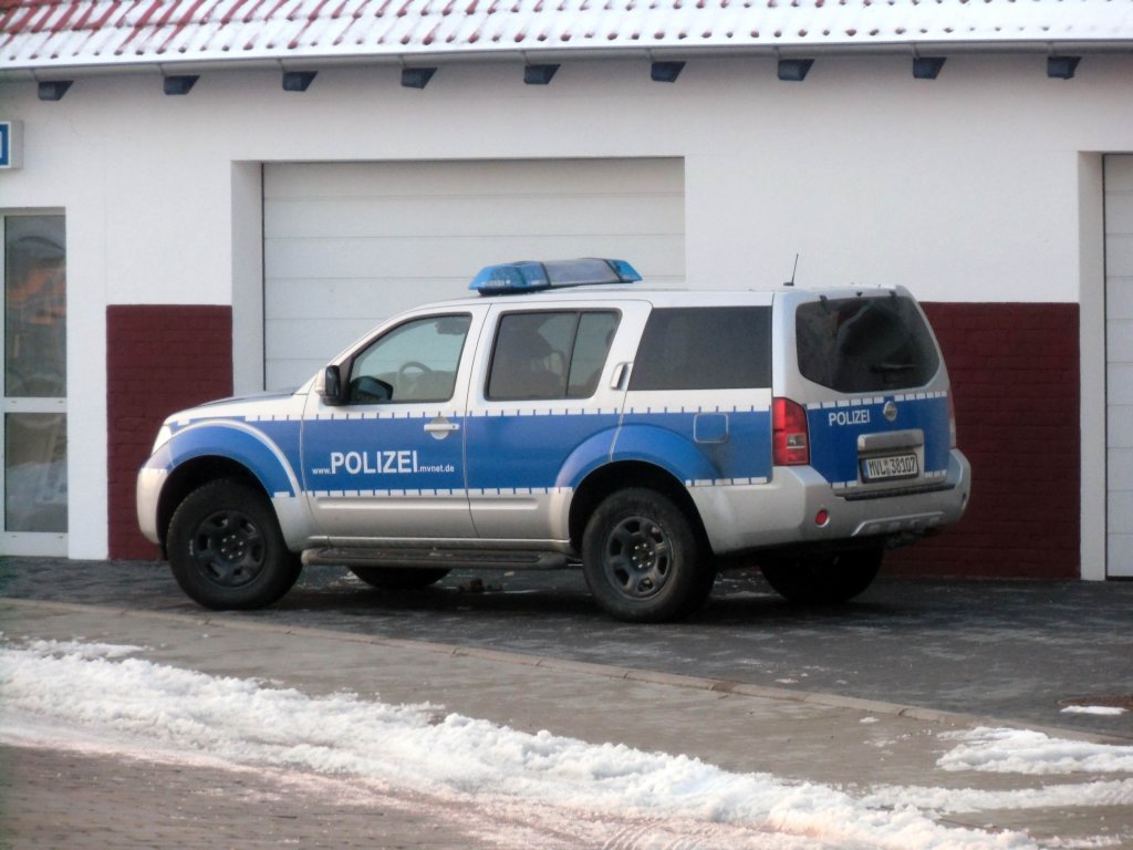 Nissan Pathfinder als Polizeifahrzeug am 22.02.13 in Sassnitz.