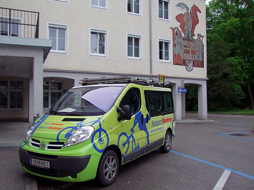 NISSAN-Transporter parkt anlsslich des EUROL-Radrennen vor der Bezirkshauptmannschaft in Ried i.I.;100530