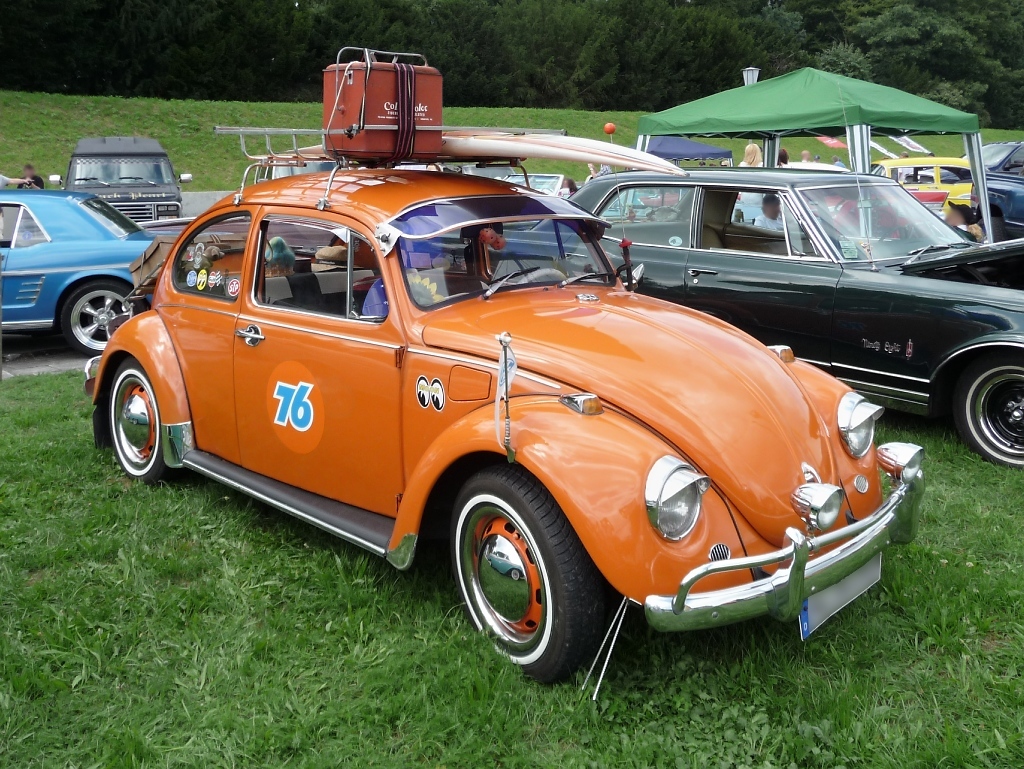 Noch ein VW Käfer, beladen mit Kühltasche und Surfbrett auf dem Weg zum Strand, kam vorher noch zur US-Car-Show in Grefrath im August 2010.