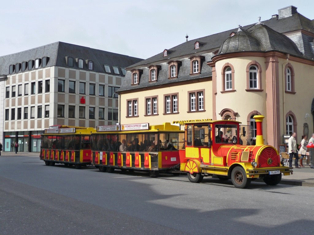 Nochmal aus etwas anderer Perspektive die Stadtrundfahrt- Eisenbahn  am Simeonsstift in Trier, nhe der Porta Nigra.