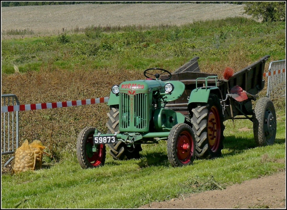 Normag Diesel mit einem älteren Anhänger gesehen beim Tag der Kartoffel in Binsfeld (L) am 05.09.2010.