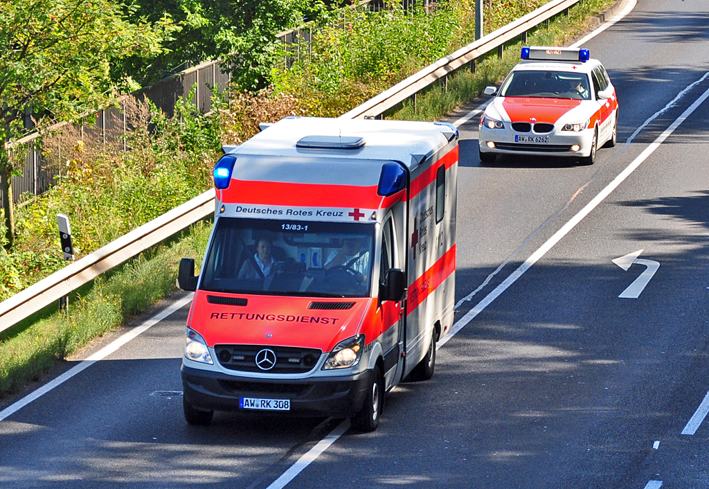 Notarzt mit BMW 5er und MB Rettungswagen im Einsatz bei Remagen - 08.09.2012