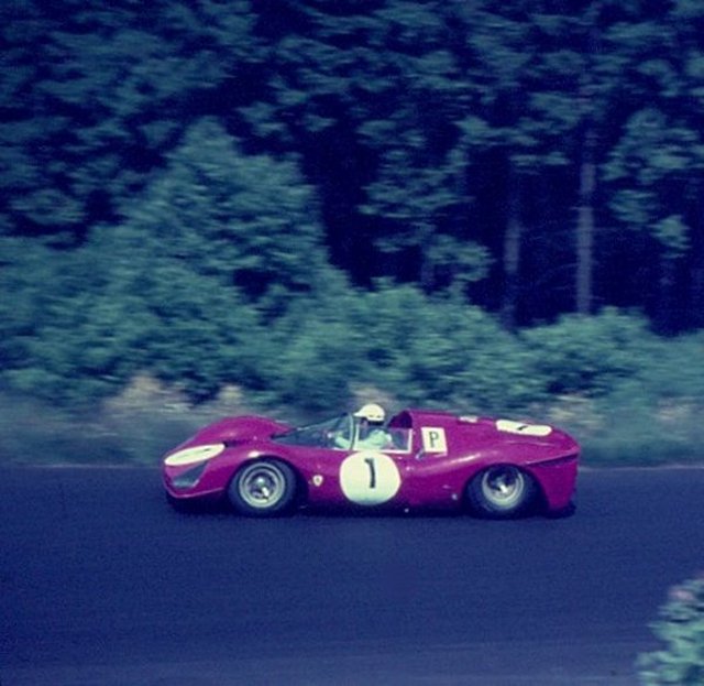 Nürburgring 1000 km-Rennen 1966: Der Ferrari 330P3 mit der Startnummer 1, am Steuer John Surtees. (Info für den Admin: Das Bild hat die Mindestgröße. Und daß der Hintergrund unscharf ist, is t doch völlig uninteressant. Das Fahrzeug ist jedenfalls nicht unscharf)