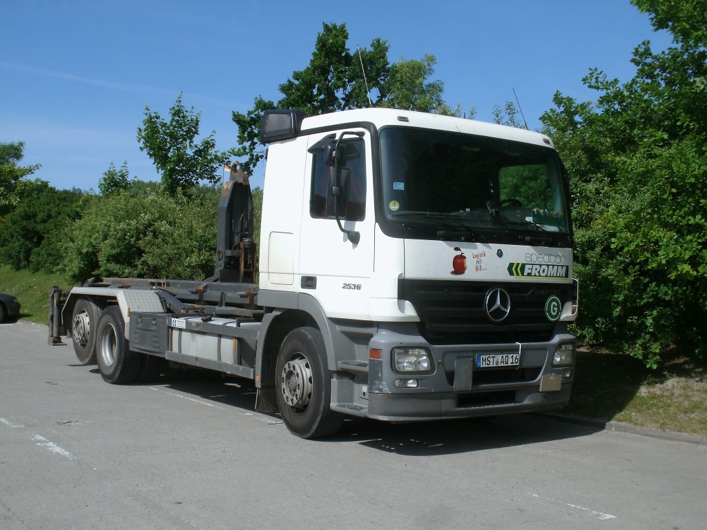 Ohne Aufbauten stand dieser Mercedes,am 17.Juni 2013,in Samtens.