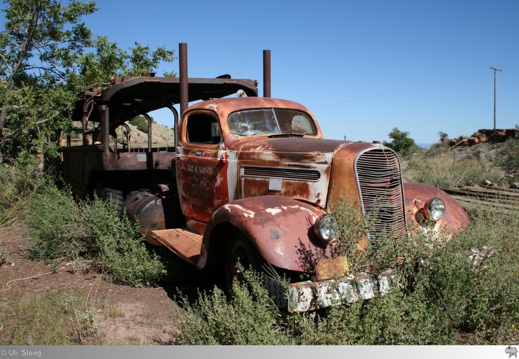 Old and Rusty: Alter Autotransporter zu finden bei der großen Fahrzeugsammlung der 'Gold King Mine' in Jerome, Arizona / USA. Aufgenommen am 23. September 2011.