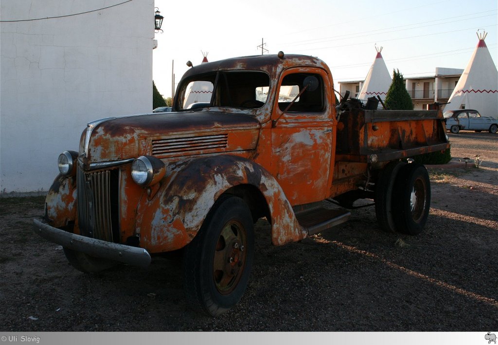 Old and Rusty: Auf dem Parkplatz des Wigwam Models in Holbrook, Arizona / USA stand zum Zeitpunkt der Aufnahme am 23. September 2011 dieser 1940er Ford Truck.
