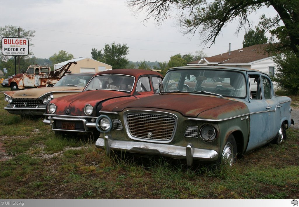Old and Rusty: Bei Bulger Motor Co. In Carterville, Missouri standen am 18. September 2011 ein Studebaker Lark VIII, ein Renault Dauphine und ein weiterer Amischlitten verrostet vor dem Hof.