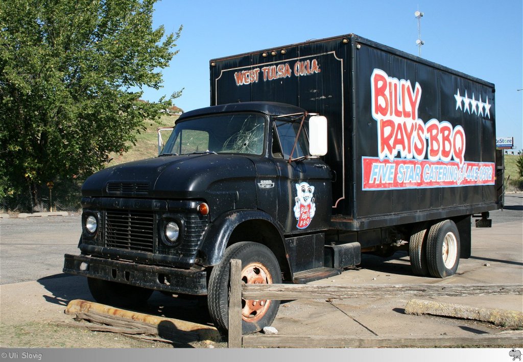 Old and Rusty: Dieser alte Ford N-600 macht in Tulsa, Oklahoma / USA Werbung für  Billy Rays BBQ . Aufgenommen am 19. September 2011. 