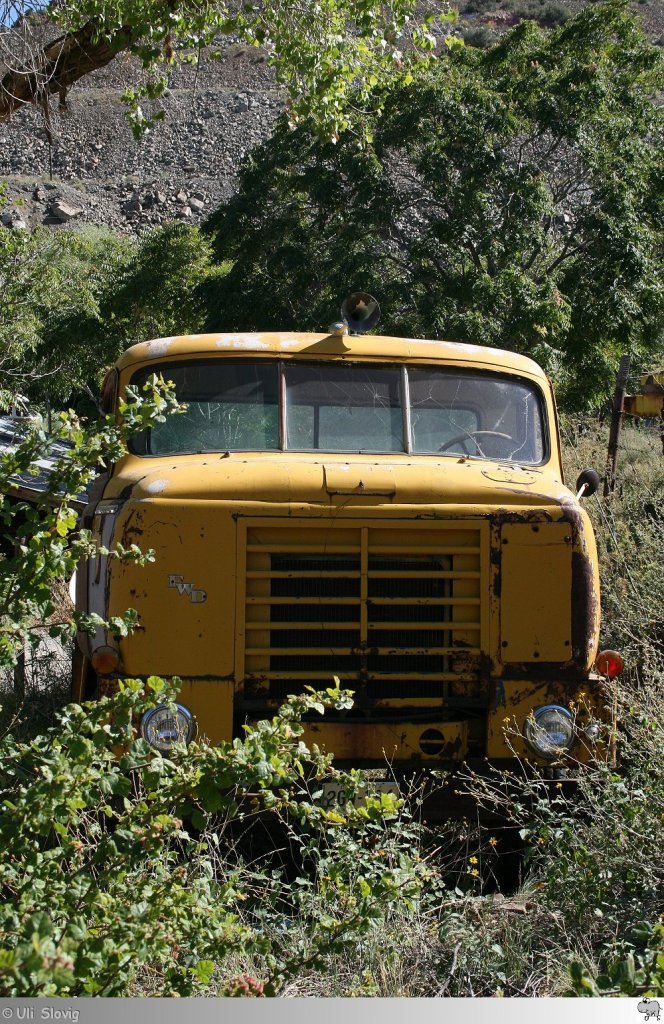 Old and Rusty: FWD Cab over Engine Truck zu finden bei der groen Fahrzeugsammlung der 'Gold King Mine' in Jerome, Arizona / USA. Aufgenommen am 23. September 2011.