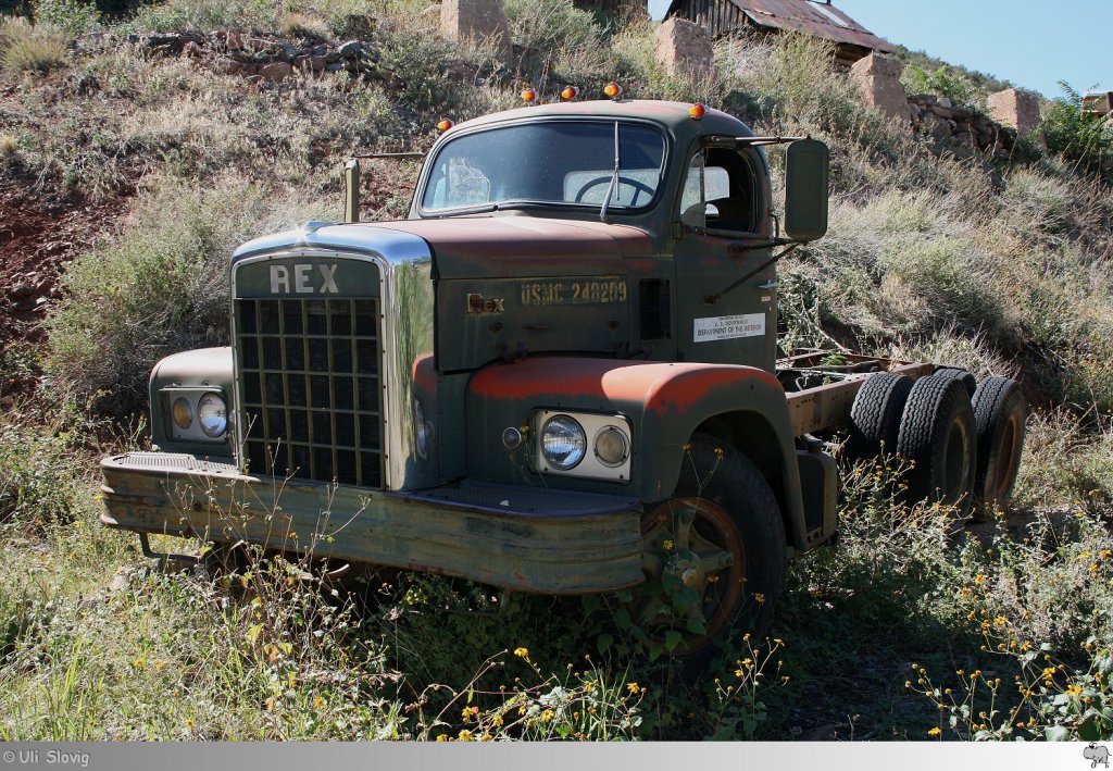 Old and Rusty: Unbekannte REX Zugmaschine zu finden bei der großen Fahrzeugsammlung der 'Gold King Mine' in Jerome, Arizona / USA. Aufgenommen am 23. September 2011.
