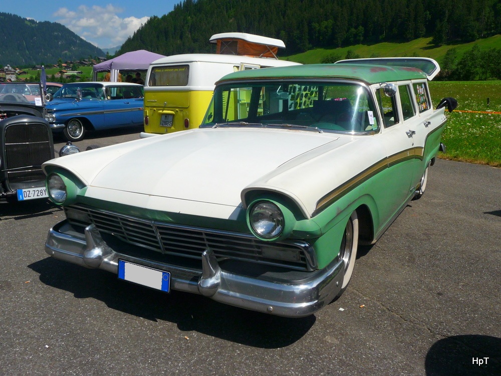 Oldtimer Ford Country Sedan in St.Stephan am 02.07.2011