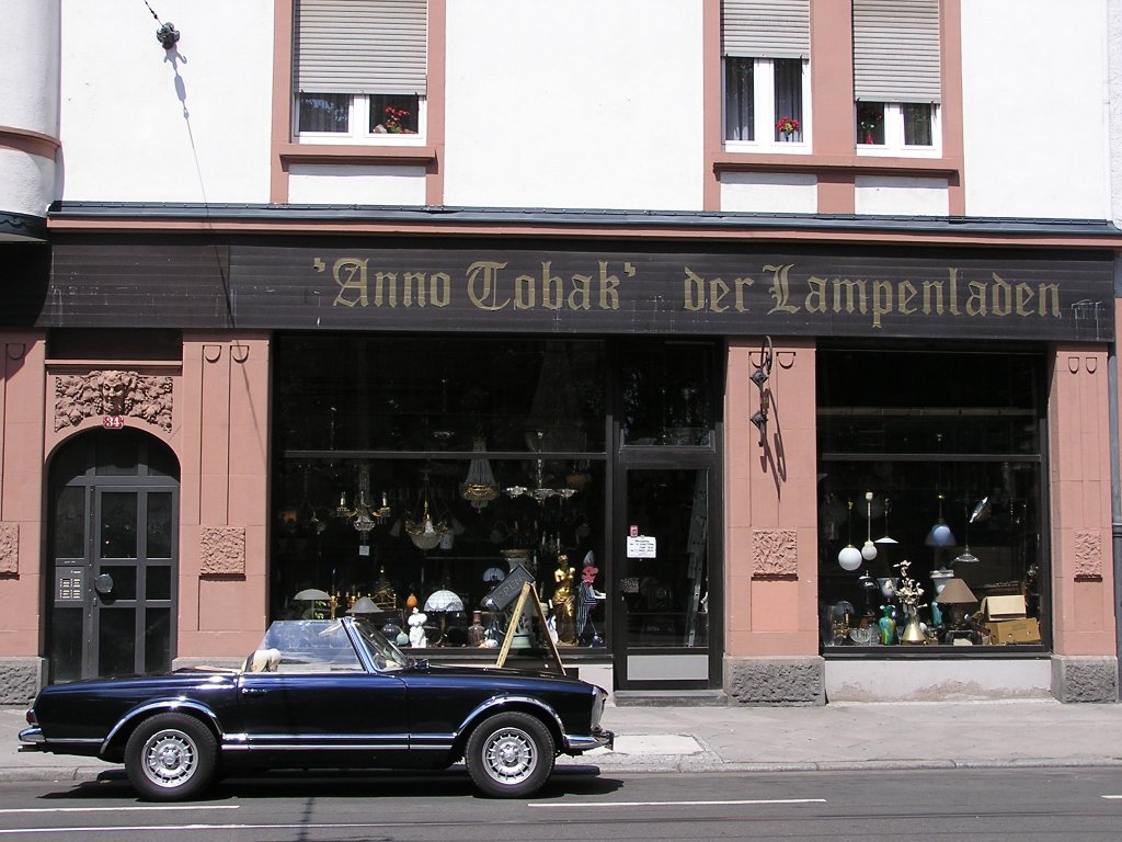 Oldtimer Mercedes stand vor einem Lampenladen. Aufgenommen: Juli 2010, Frankfur a. M.