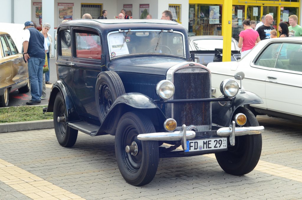 Opel 1,2, Bj. 1933, steht bei der Oldtimerveranstaltung der  Alten Zylinder  in Hilders, Juni 2011

