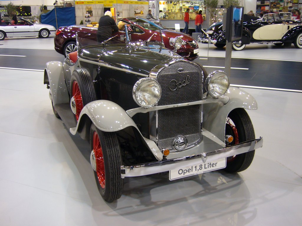 Opel 1.8 Liter  Moonlight Roadster  von 1933. Auf Basis der erfolgreichen 1.8 Liter Baureihe schneiderte der Klner Karosseriebauer Deutsch eines der schnsten und exclusivsten Fahrzeuge der Opel-Modellgeschichte. Seinen Namen und die Bauweise verdankt der niedrige Zweisitzer einer Fahrzeuggattung, die in den USA zur Prohibitionszeit eine besondere Rolle spielte. Alkoholschmuggler bauten sich fr ihre Besorgungsfahrten sprintstarke und extrem niedrige Roadster, die nachts mit Vollgas unter den fr Lastwagen konzipierten Zollschranken durchschlpfen konnten. Von diesem schicken Roadster entstanden 51 Exemplare, von denen heute noch noch 2-3 Autos existent sein sollen. Der 6-Zylinderreihenmotor mit 1.790 cm Hubraum leistet 33,5 PS und kann den Wagen auf eine Hchstgeschwindigkeit von 90 km/h beschleunigen.
Techno Classica am 14.04.2013.
