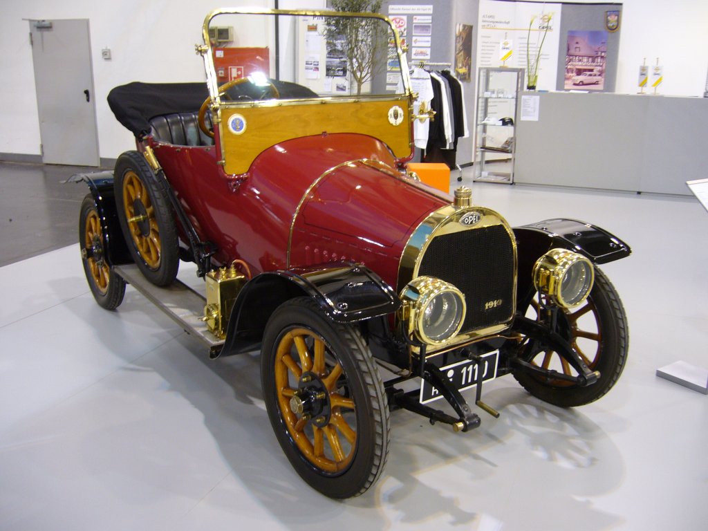 Opel 6/12 PS von 1909. Der 4-Zylinderreihenmotor mit 1.572 cm Hubraum leistet 12PS und verhilft dem Wagen mit der Torpedokarosserie zu einer Hchstgeschwindigkeit von 60 km/h. Techno Classica Essen am 14.04.2013.
