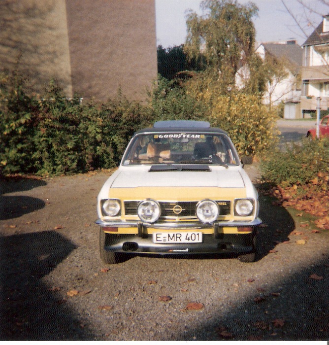 Opel Ascona A Baujahr 1972. Aufnahme aus dem Jahr 1980. Der Wagen ist mit einigen zustzlichen, zeitgenssischen Features aufgebrezelt.