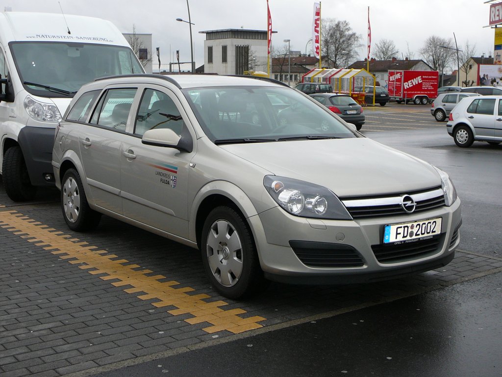 Opel Astra Caravan der Landkreisverwaltung des Landkreises Fulda unterwegs in 36100 Petersberg im Mrz 2010