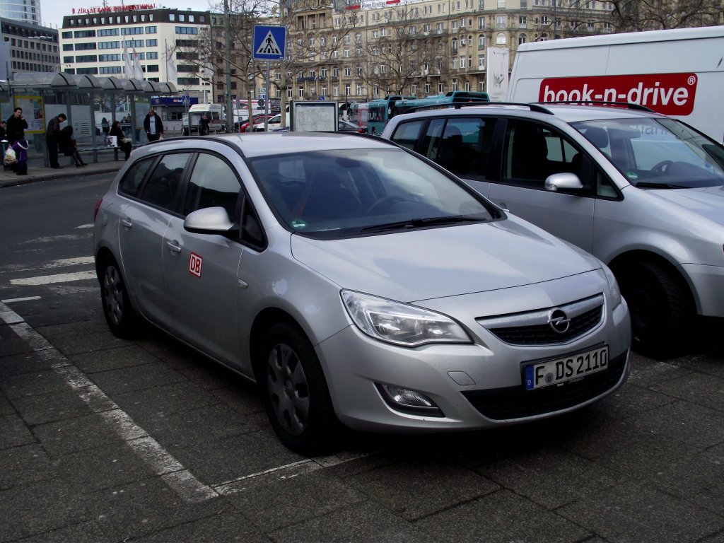 Opel Astra der DB AG am 03.03.13 in Frankfurt am Main Hbf 