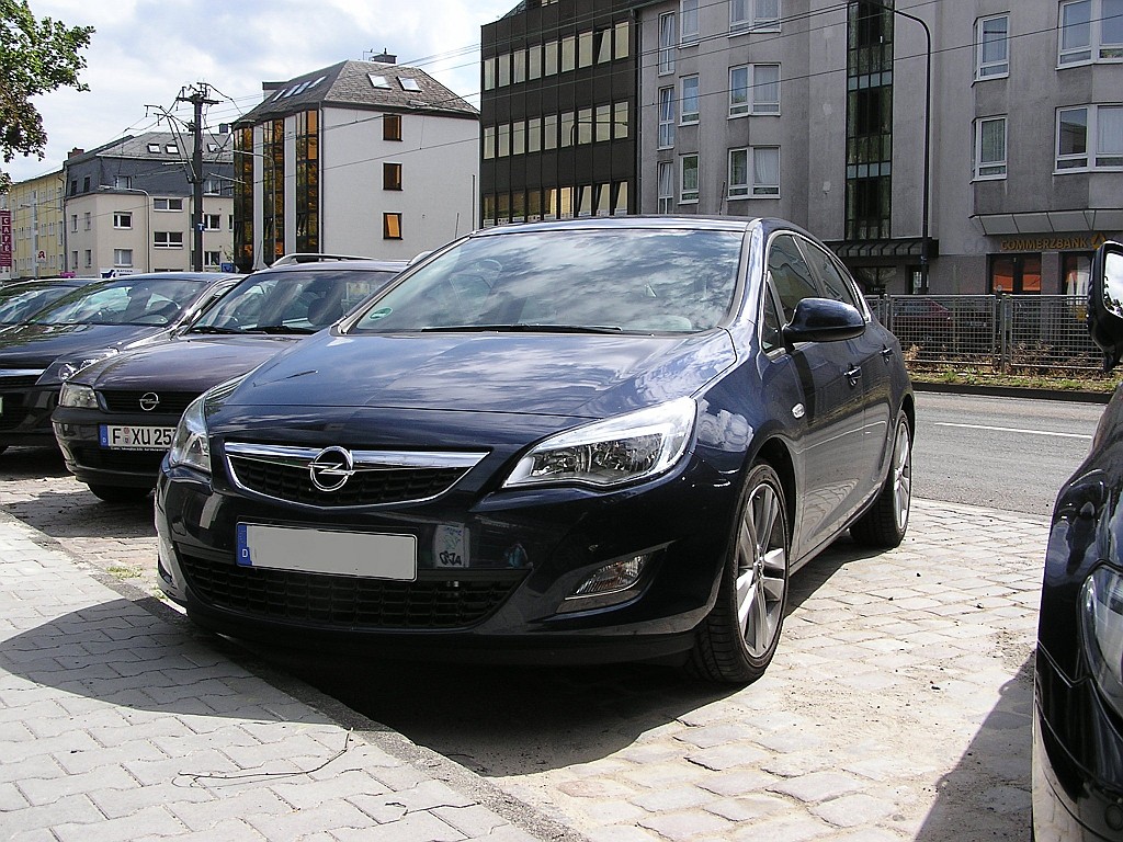 Opel Astra. Gesehen: Juli 2010.