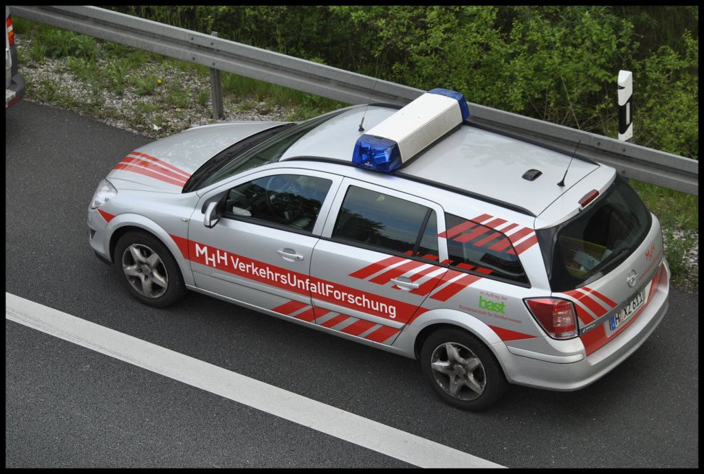 Opel Astra II, von der MHH von der Verkehrs Unfallforschung steht am 17.05.2010 am Seitenstreifen. Wegen eines Rckstau auf der A2, hatte ein Bus einen LKW gerammt. Es gab nur leicht verletzte.