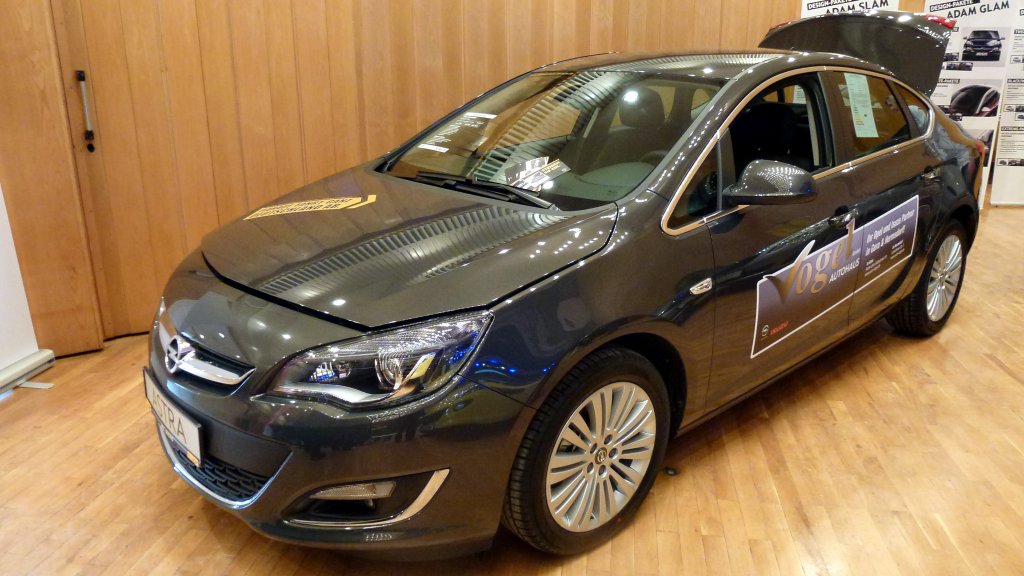 Opel Astra. Zu sehn beim 21. Geraer Autofrhling. Foto 16.03.2013