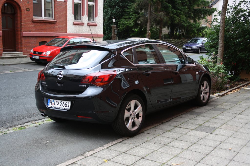 Opel Astran (Heckansicht), in Lehrte, am 19.06.2011.