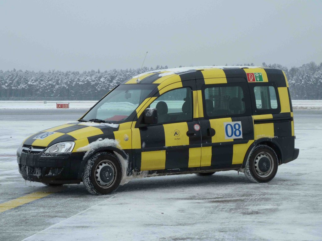 Opel Combo als Vorfeldfahrzeug auf dem Flughafen Nrnberg, Januar 2013