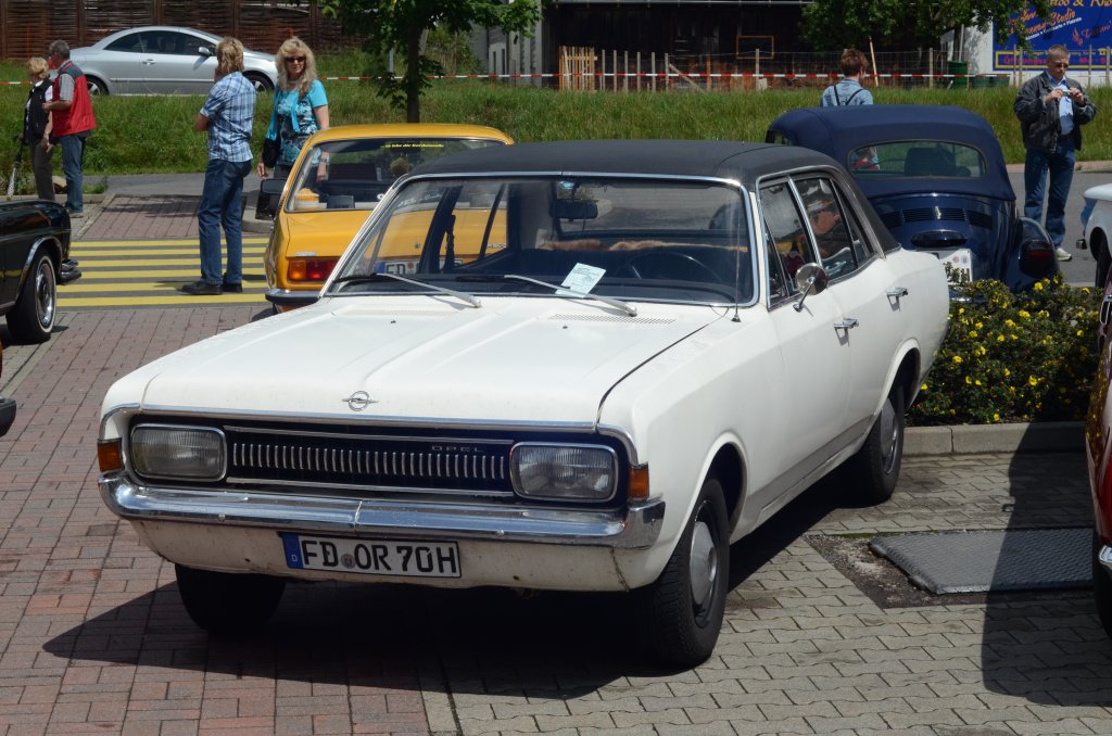 Opel Commodore steht bei der Oldtimerveranstaltung der  Alten Zylinder  in Hilders, Juni 2011