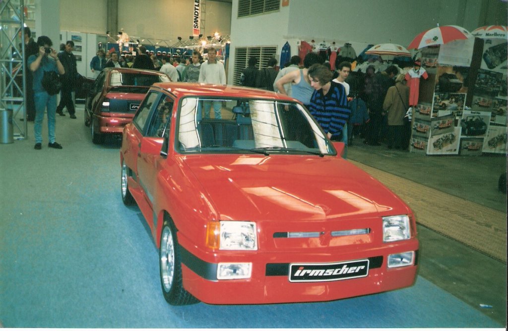 Opel Corsa A Irmscherumbau auf der Essen Motorshow 1990. Meine heutige Frau guckt ganz interessiert, weil sie sich gerade einen Corsa A bestellt hat, den sie übrigens heute noch fährt.