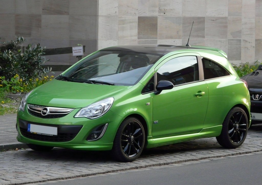 Opel Corsa mit einer Farbe, die sich mal etwas von den blichen Farben abhebt. Gesehen am 08.05.2012 in Nrnberg