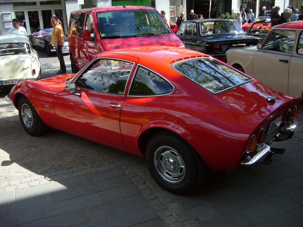 Opel GT 1900. 1968 - 1973. Ein Sportcoupe auf Basis des Kadett B. Die schnittige Karosserie wurde bei Brissoneaux & Lotz in Creil/Nordfrankreich in gefertigt. Montiert wurde der Wagen in Bochum. Insgesamt liefen 103.373 GT´s vom Band. Oldtimertreffen des AC-Kettwig.