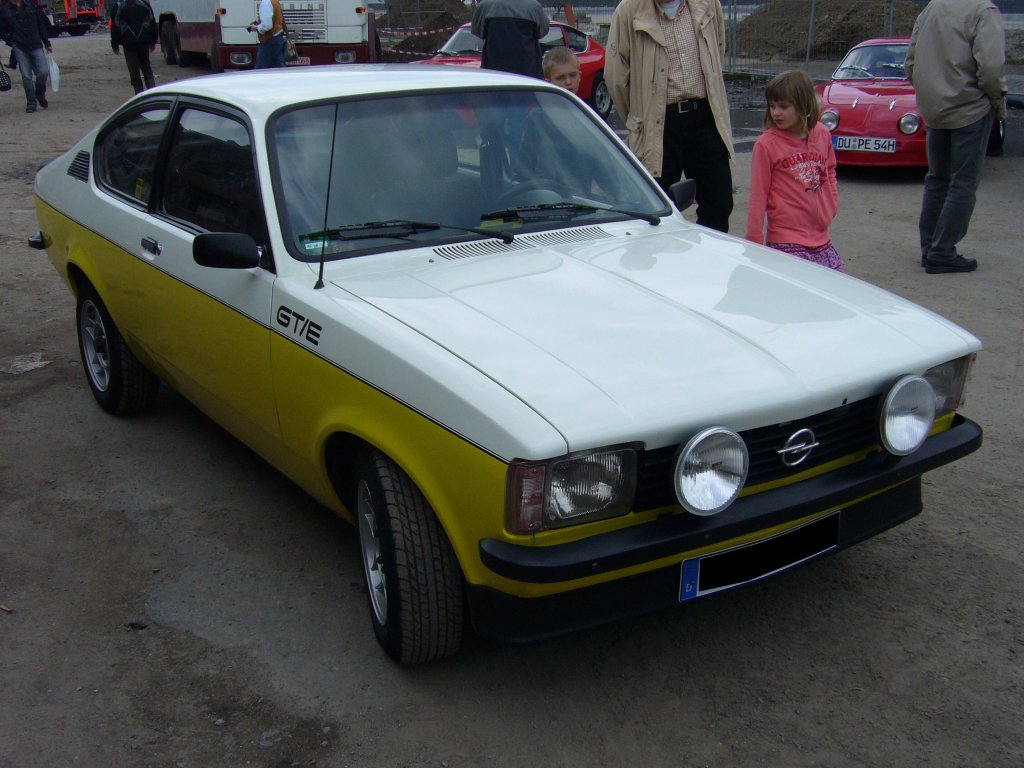Opel Kadett GT/E 2000 EH. 1977 - 1979. Dieses Modell war die letzte Ausbaustufe der sportlichen C-Kadett Coupes. Werksseitig gab es den Wagen nur noch, wie abgebildet, wei und gelb. Im Juli 1979 kostete ein solcher GT/E DM 18.210,00. Dafr bekam man ein flottes Sportcoupe das aus 1.979 cm 115 PS leistete und dem Wagen zu einer Spitzengeschwindigkeit von 190 km/h verhalf. Oldtimertreffen Zollverein.